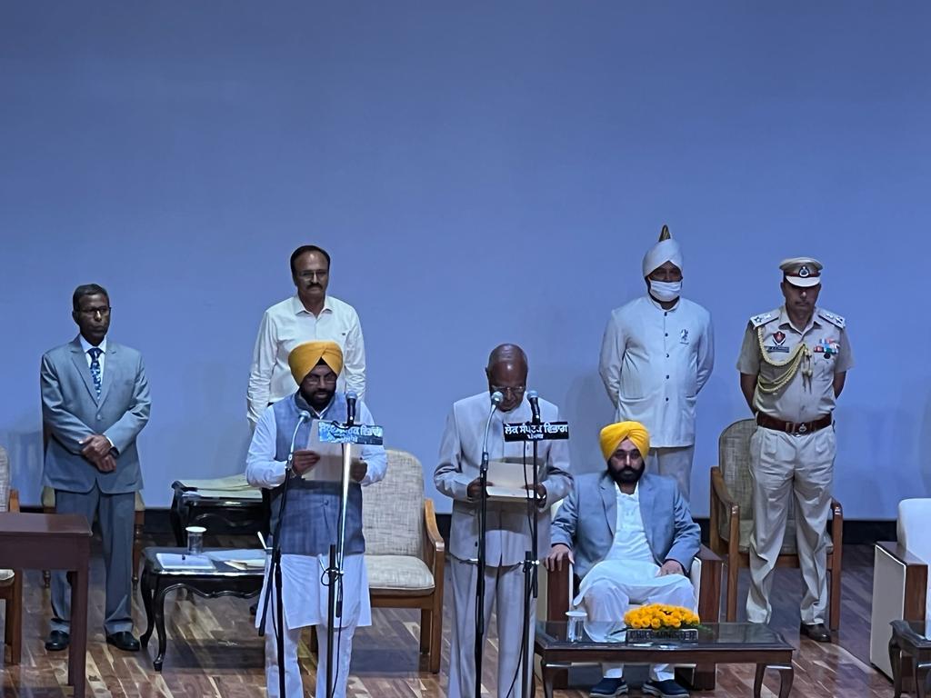 10 பஞ்சாப் அமைச்சர்கள் பதவியேற்பு